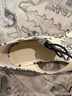 Django & Juliette Women's Floral Lace-Up Flat in Cream/Black